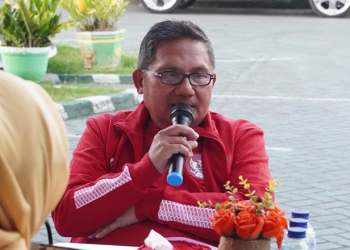 Wali Kota Gorontalo, Marten Taha saat mengikuti rapat persiapan AMF di Halaman Kantor Bapppeda Kota Gorontalo, Senin (26/9/2022). Foto: Humas Pemkot
