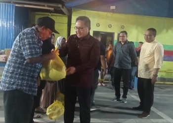 Wali Kota Gorontalo, Marten Taha saat menyalurkan bantuan secara simbolis, Jum'at (23/9/2022). Foto : Sari/gopos