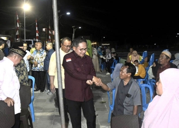 Wali Kota Gorontalo, Marten Taha saat bertemu masyarakat kecamatan Hulonthalangi, Kota Gorontalo. Jumat malam (23/9/2022). Humas Pemkot Gorontalo