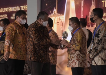 Wali Kota Gorontalo, Marten Taha saat, menerima Penghargaan prestisius, diserahkan langsung oleh Menteri Koordinator Bidang Perekonomian RI Airlangga Hartarto, dalam Rapat Koordinasi Nasional Pengendalian Inflasi yang diselenggarakan Bank Indonesia di Jakarta, Rabu (14/9/2022). Foto: Humas Pemkot Gorontalo