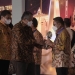 Wali Kota Gorontalo, Marten Taha saat, menerima Penghargaan prestisius, diserahkan langsung oleh Menteri Koordinator Bidang Perekonomian RI Airlangga Hartarto, dalam Rapat Koordinasi Nasional Pengendalian Inflasi yang diselenggarakan Bank Indonesia di Jakarta, Rabu (14/9/2022). Foto: Humas Pemkot Gorontalo