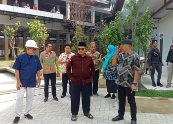 Wali Kota Gorontalo, Marten Taha (tengah) saat meninjau pekerjaan proyek pasar sentral, Jum'at (23/9/2022). Foto : Sari/gopos