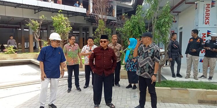 Wali Kota Gorontalo, Marten Taha (tengah) saat meninjau pekerjaan proyek pasar sentral, Jum'at (23/9/2022). Foto : Sari/gopos