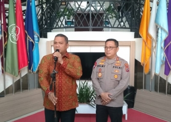 Rektor UNG, Eduart Wolok bersama Kapolda Gorontalo Irjen Pol. Helmy Santika memberikan keterangan pers, Senin (5/9/2022) di Rektorat UNG (muhajir/gopos)