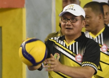 Wali Kota Gorontalo, Marten Taha secara simbolis membuka Tourmen Volly Ball Wali Kota Cup 2022, Selasa (6/9/2022) (istimewa)