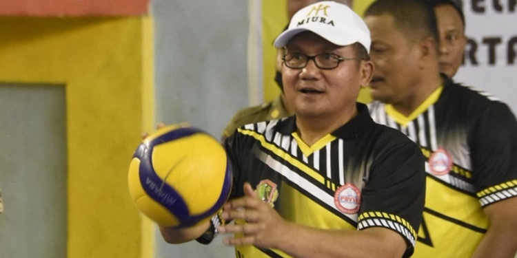 Wali Kota Gorontalo, Marten Taha secara simbolis membuka Tourmen Volly Ball Wali Kota Cup 2022, Selasa (6/9/2022) (istimewa)