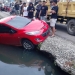 Mobil Mazda berwarna merah dievakuasi dari lokasi kejadian di Jl. Nani Wartabone (eks Jl. Panjaitan, Kota Gorontalo). (istimewa)
