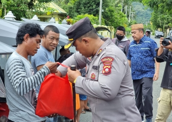 Kapolres Bone Bolango, AKBP Emile Reisitei Hartanto saat menyerahkan bantuan sosial untuk para pengemudi bentor yang terdampak akibat penyesuaian harga BBM, Rabu (13/9/2022) (Foto Humas Polres Bone Bolango)