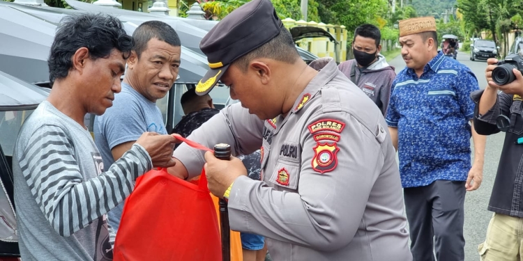 Kapolres Bone Bolango, AKBP Emile Reisitei Hartanto saat menyerahkan bantuan sosial untuk para pengemudi bentor yang terdampak akibat penyesuaian harga BBM, Rabu (13/9/2022) (Foto Humas Polres Bone Bolango)