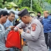 Kapolres Bone Bolango, AKBP Emile Reisitei Hartanto saat menyerahkan bantuan sosial untuk para pengemudi bentor yang terdampak akibat penyesuaian harga BBM, Rabu (13/9/2022) (Foto Humas Polres Bone Bolango)