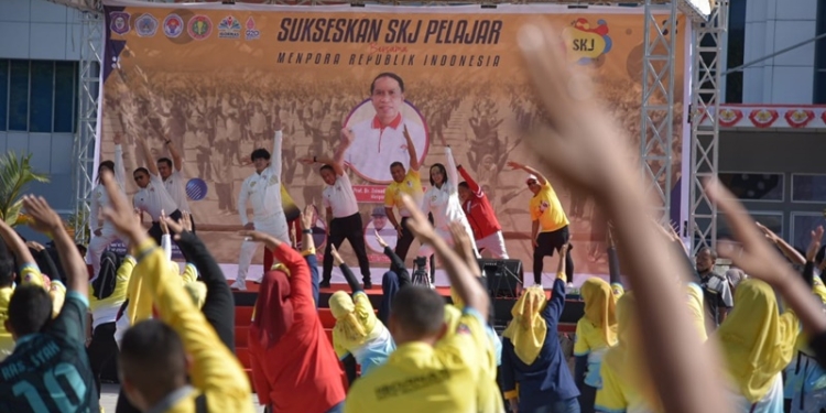 Menpora Zainudin Amali bersama ribuan pelajar di Gorontalo senam kebugaran di Halaman Rektorat UNG, Jumat (16/9/2022) (Dok. UNG)