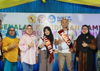Rektor UNBITA Gorontalo, Dr. Ellys Rachman berpose bersama mahasiswa pada penutupan PKKMB, Ahad (18/9/2022) (istimewa)