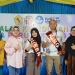 Rektor UNBITA Gorontalo, Dr. Ellys Rachman berpose bersama mahasiswa pada penutupan PKKMB, Ahad (18/9/2022) (istimewa)
