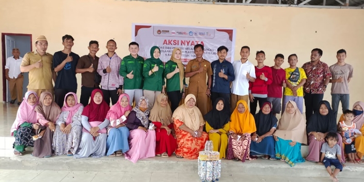 Tim Gerakan Nasional Revolusi Mental UNG berpose bersama masyarakat Desa Bajo pada Program Aksi Nyata Cerdas dan Praktis