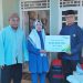 Sekda Ishak Ntoma, selaku Ketua Dewan Pengurus Korpri Bone Bolango didampingi Kabid Kepesertaan BPJS Ketenagakerjaan Cabang Gorontalo Riyan Umar, menyerahkan santunan JKM kepada Pahita, selaku istri atau ahli waris dari almarhum Mun Yantu, anggota Korpri Bone Bolango, pada acara doa arwah ke-40 hari di Kelurahan Tumbihe, Kecamatan Kabila, Selasa (27/9/2022). (Foto AKP/Diskominfo)
