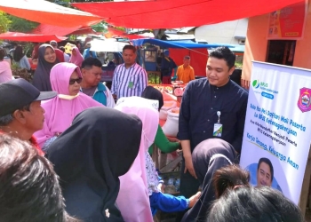 : Tim dari BPJS Ketenagakerjaan Cabang Gorontalo menggandeng Agen Perisai saat melakukan sosialisasi sekaligus melakukan pendaftaran langsung peserta di pasar tradisional Pasar Jumat di Kecamatan Kabila, Kabupaten Bone Bolango, Jumat (9/9/2022). (Foto AKP)