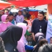 : Tim dari BPJS Ketenagakerjaan Cabang Gorontalo menggandeng Agen Perisai saat melakukan sosialisasi sekaligus melakukan pendaftaran langsung peserta di pasar tradisional Pasar Jumat di Kecamatan Kabila, Kabupaten Bone Bolango, Jumat (9/9/2022). (Foto AKP)