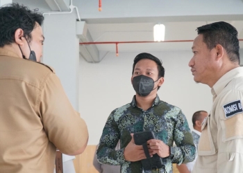 Aleg DPRD Kota Gorontalo, Supangkat Nusi (tengah) saat meninjau pekerjaan proyek renovasi pasar sentral Kota Gorontalo, Rabu (27/9/2022). Foto: Ezi/Humas Dekot