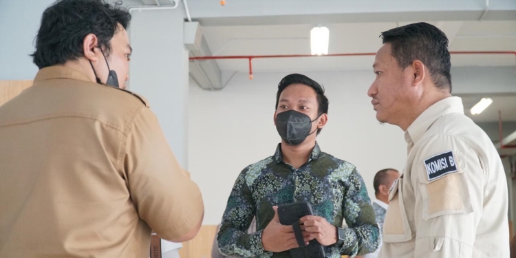 Aleg DPRD Kota Gorontalo, Supangkat Nusi (tengah) saat meninjau pekerjaan proyek renovasi pasar sentral Kota Gorontalo, Rabu (27/9/2022). Foto: Ezi/Humas Dekot