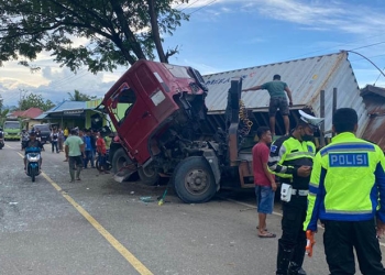 truk kontainer bertabrakan truk tangki elpiji