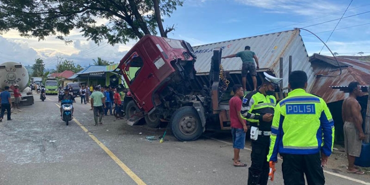 truk kontainer bertabrakan truk tangki elpiji