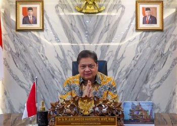 Menteri Koordinator Bidang Perekonomian Airlangga Hartarto saat menyampaikan keynote speech secara virtual dalam acara Properti Indonesia Award (PIA) 2022 dengan tema “Pertumbuhan Ekonomi Meningkat, Bagaimana Peluang dan Tantangan Sektor Properti di Indonesia”, Rabu (7/09).