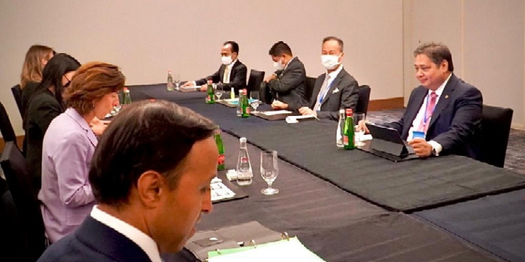 Menteri Koordinator Bidang Perekonomian Airlangga Hartarto pada hari Kamis tanggal 8 September 2022 melakukan pertemuan bilateral secara tatap muka dengan Gina Raimondo, U.S. Secretary of Commerce.