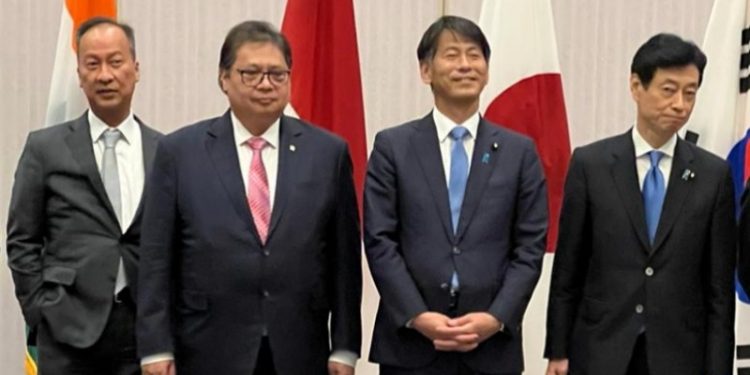 Menteri Koordinator Bidang Perekonomian Airlangga Hartarto didampingi oleh Menteri Perindustrian Agus Gumiwang Kartasasmita mengadakan pertemuan dengan Menteri Energi, Perdagangan, dan Industri (METI) Jepang Nishimura Yasutoshi.