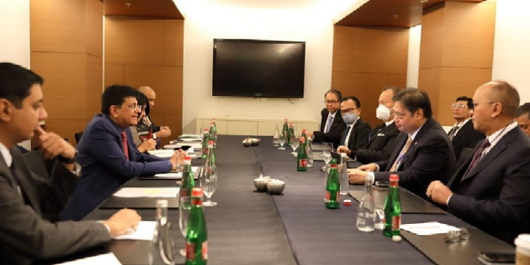 Menteri Koordinator Bidang Perekonomian Airlangga Hartarto dalam pertemuan dengan Menteri Perdagangan dan Industri Republik India Piyush Goyal di Los Angeles, setelah Forum Indo Pacific Economic Framework (IPEF) ditutup hari Jum’at (09/09). 