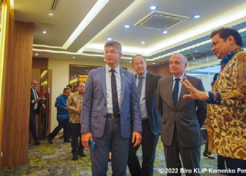 Senator Rachid Temal saat Delegasi Komisi Luar Negeri, Pertahanan dan Angkatan Bersenjata pada Senat Republik Prancis dalam pertemuan dengan Menteri Koordinator Bidang Perekonomian Airlangga Hartarto, Selasa (13/09), di Kantor Kemenko Perekonomian.