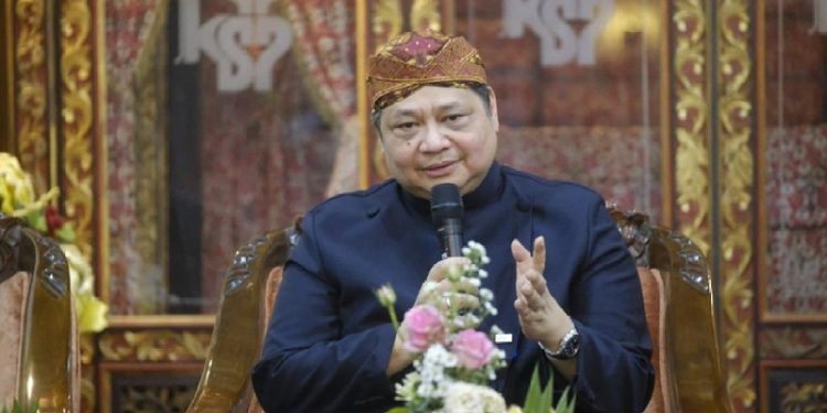 Menteri Koordinator Bidang Perekonomian Airlangga Hartarto yang berkesempatan untuk menghadiri dan menyampaikan sambutan mengenai Jati Diri Bangsa Indonesia dalam Peradaban Dunia pada acara Srawungan Sanak Trah Mangkunegara I di Kota Surakarta, Provinsi Jawa Tengah, Jumat (16/09).