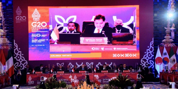 Menteri Koordinator Bidang Perekonomian Airlangga Hartarto dalam Trade, Investment, and Industry Ministerial Meeting di Nusa Dua Bali, Kamis (22/09),