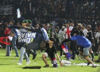Pendukung Arema FC; tragedi Kanjuruhan seusai pertandingan BRI Liga 1 Arema FC kalah 2-3 oleh Persebaya Surabaya. (ANTARA/SuaraSumedang id)