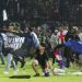 Pendukung Arema FC; tragedi Kanjuruhan seusai pertandingan BRI Liga 1 Arema FC kalah 2-3 oleh Persebaya Surabaya. (ANTARA/SuaraSumedang id)