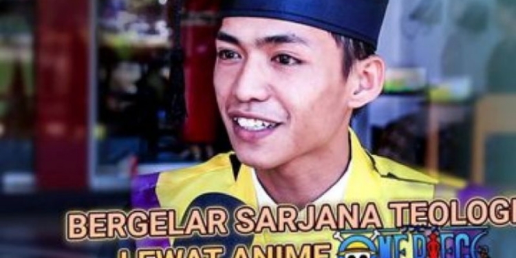 Mahasiswa Universitas Kristen Indonesia Toraja, Faldy Ekal Tappe berhasil raih gelar sarjana teologi usai teliti anime One Piece. (Depok.suara.com)