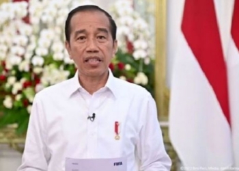 Presiden Jokowi mengumumkan Indonesia terhindar dari sanksi FIFA (Surabaya.Suara.com)