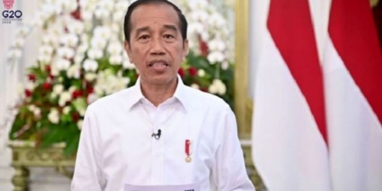 Presiden Jokowi mengumumkan Indonesia terhindar dari sanksi FIFA (Surabaya.Suara.com)