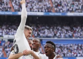 Gelandang Real Madrid, Fede Valverde (atas) melakukan selebrasi usai mencetak gol ke gawang Barcelona pada laga Liga Spanyol di Santiago Bernabeu, Minggu (16/10/2022) malam WIB. [THOMAS COEX / AFP]