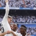 Gelandang Real Madrid, Fede Valverde (atas) melakukan selebrasi usai mencetak gol ke gawang Barcelona pada laga Liga Spanyol di Santiago Bernabeu, Minggu (16/10/2022) malam WIB. [THOMAS COEX / AFP]