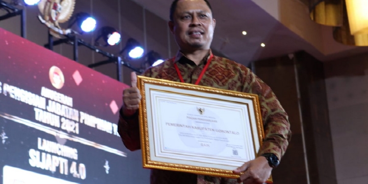 Sekretaris Daerah Kabupaten Gorontalo, Dr. Roni Sampir ketika mewakili Bupati Gorontalo menerima penghargaan tersebut di Hotel Royal Ambarrukmo Yokyakarta, Kamis (06/10/2022).