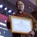 Sekretaris Daerah Kabupaten Gorontalo, Dr. Roni Sampir ketika mewakili Bupati Gorontalo menerima penghargaan tersebut di Hotel Royal Ambarrukmo Yokyakarta, Kamis (06/10/2022). 