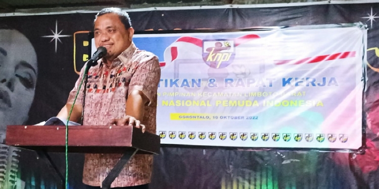 Wakil Bupati Gorontalo, Hendra S Hemeto saat memberikan sambutan pada Pelantikan DPK KNPI Limboto Barat periode 2022-2025 di Bukit Proja, Kabupaten Gorontalo, Senin (10/10/2022). Foto: Istimewa