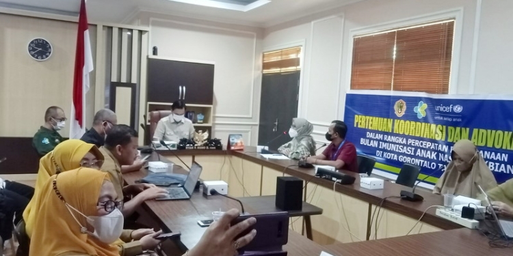 Wakil Wali Kota Gorontalo, Ryan F Kono saat memimpin rapat koordinasi percepatan imunisasi anak, bersama lintas sektor di kantor Wali Kota Gorontalo, Senin (11/10/2022). (Sari/gopos)