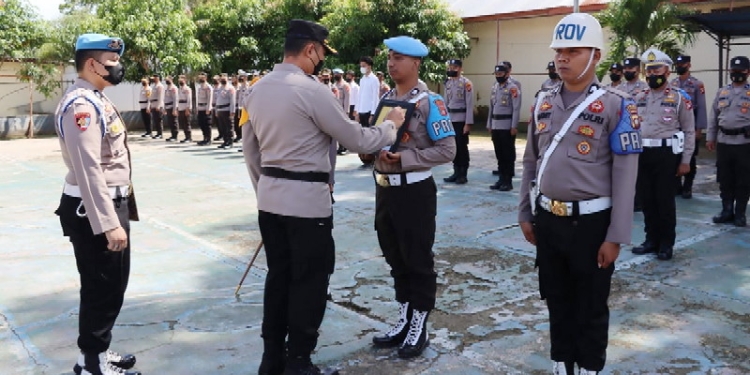 Kapolres Gorontalo, AKBP Dadang Wijaya saat melaksanakan PTDH secara In Absentia di Lapangan Apel, Rabu (12/10/2022). (Foto: Humas Polres Gorontalo)
