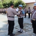 Kapolres Gorontalo, AKBP Dadang Wijaya saat melaksanakan PTDH secara In Absentia di Lapangan Apel, Rabu (12/10/2022). (Foto: Humas Polres Gorontalo)