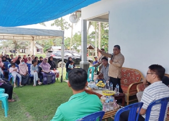 Wakil Bupati Gorontalo, Hendra S Hemeto menyerap aspirasi masyarakat di Dusun Molawahu, Desa Bakti, Kecamatan Pulubala, Kabupaten Gorontalo terkait jalan dan pupuk bersubsidi, Kamis (13/10/2022). (Foto: Istimewa)