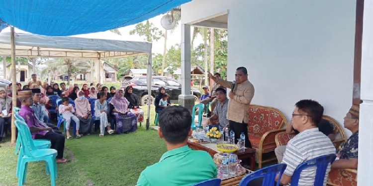 Wakil Bupati Gorontalo, Hendra S Hemeto menyerap aspirasi masyarakat di Dusun Molawahu, Desa Bakti, Kecamatan Pulubala, Kabupaten Gorontalo terkait jalan dan pupuk bersubsidi, Kamis (13/10/2022). (Foto: Istimewa)