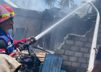 Proses pemadaman oleh petugas pemadam kebakaran, Jumat (21/10/2022). (Foto: Istimewa)