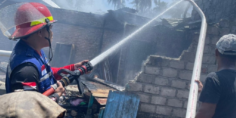 Proses pemadaman oleh petugas pemadam kebakaran, Jumat (21/10/2022). (Foto: Istimewa)