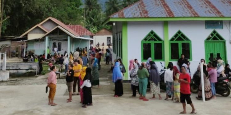 Sejumlah member investasi Arisan saat menagih janji pencairan dana di rumah owner C beberapa waktu lalu. (Foto: Istimewa)